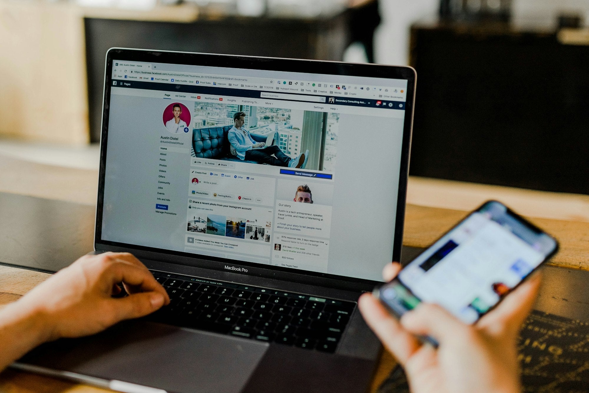 Persona gestionando marketing digital y redes sociales desde laptop y celular