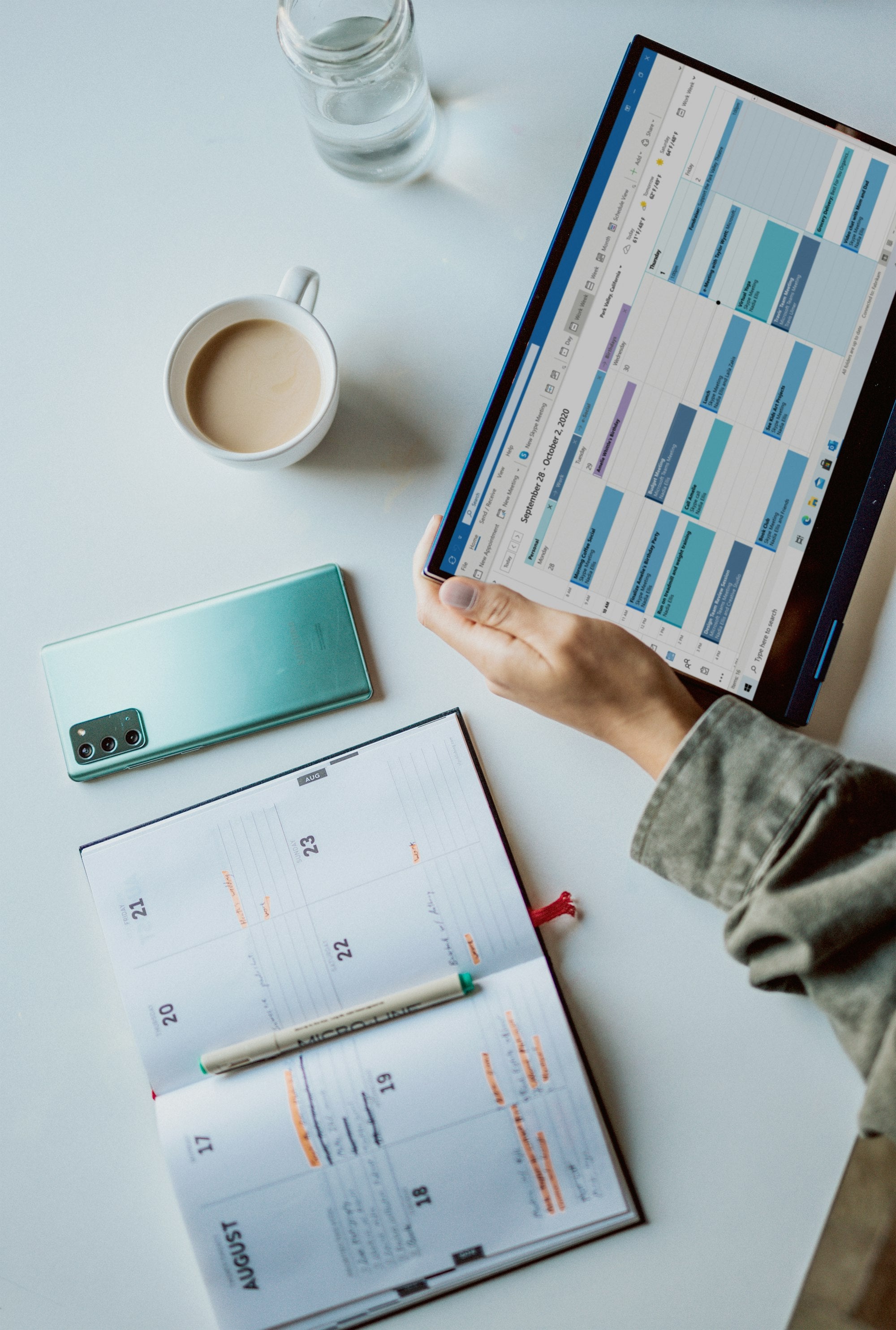 Persona planificando contenido y calendario editorial con laptop y tablet